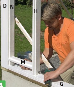 Reglarna skruvas fast i syllen på orangeri Lodräta reglarna skruvas fast i syllen och hammarbandet i orangeri